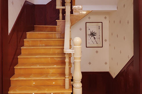 神木中式别墅室内汉白玉石楼梯的定制安装装饰效果